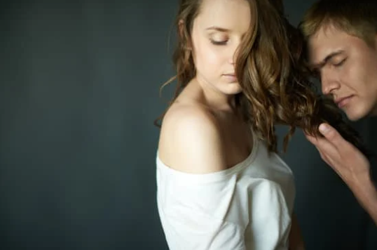 ouder koppel dat samen gelukkig op een bankje zit in de avondzon