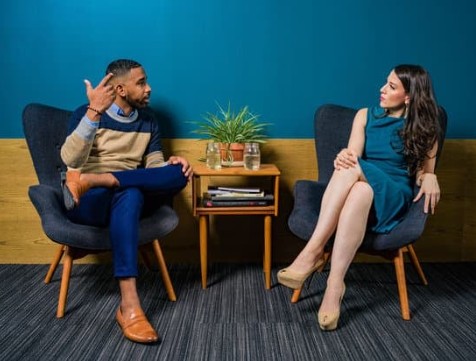 ouder koppel dat samen gelukkig op een bankje zit in de avondzon