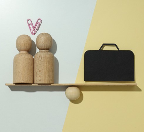 ouder koppel dat samen gelukkig op een bankje zit in de avondzon