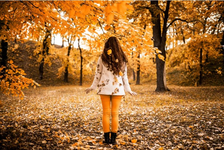 ouder koppel dat samen gelukkig op een bankje zit in de avondzon